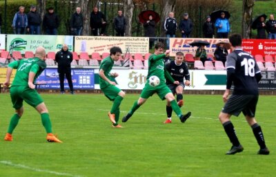 Oelsnitzer setzen ihre Erfolgsserie fort - Vincent Bobach (Zweiter von rechts) zirkelt den Ball zum 3:0 für die Oelsnitzer in die Maschen. Kurz darauf legte er noch den Treffer zum 4:0-Endstand gegen den VfB Mühltroff nach.