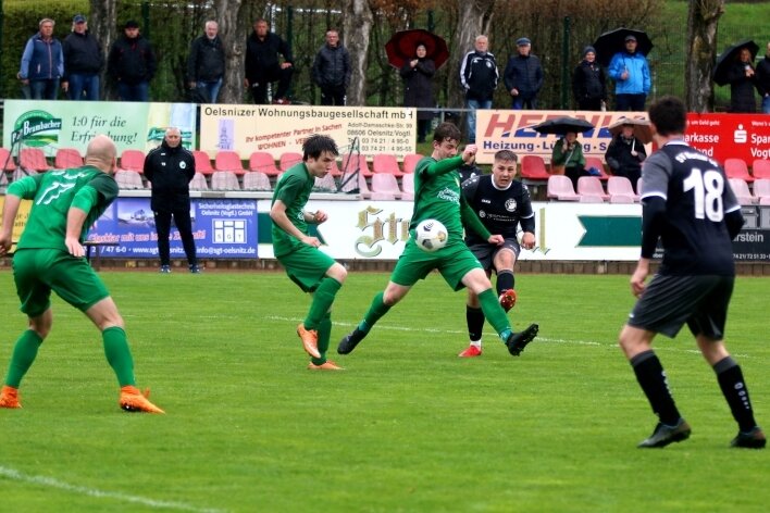 Oelsnitzer setzen ihre Erfolgsserie fort - Vincent Bobach (Zweiter von rechts) zirkelt den Ball zum 3:0 für die Oelsnitzer in die Maschen. Kurz darauf legte er noch den Treffer zum 4:0-Endstand gegen den VfB Mühltroff nach.