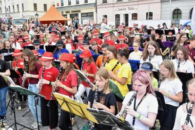 Oelsnitzer Sperkenfest: Da ist Musik drin! - Was für ein Klangerlebnis: 600 Musiker aus 17 Ensembles spielten gemeinsam zum Abschluss des 20. Sächsischen Kinder- und Nachwuchsorchestertreffens.