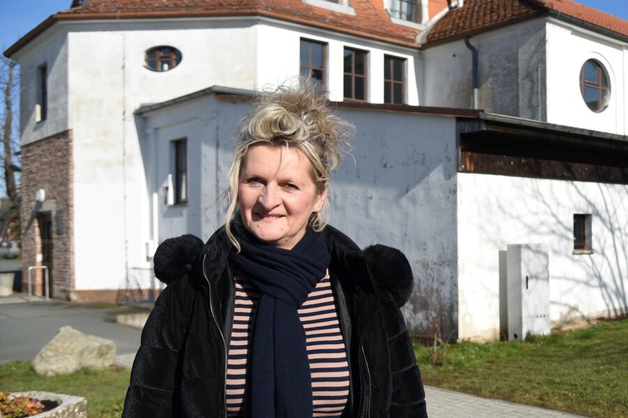 Oelsnitzer Stadtbaumeisterin verlässt die Stadtverwaltung - Kerstin Zollfrank an der Vogtlandsporthalle. Ihre Sanierung ist ihr letztes Großprojekt.