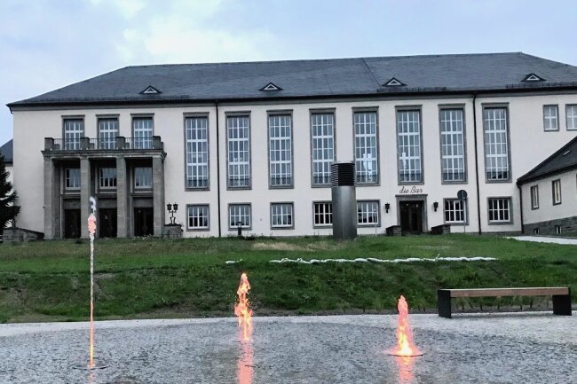 Oelsnitzer Stadthalle und die Lehrschwimmanlage gehen an die Stadt zurück - Die Stadthalle von Oelsnitz. Seit 2004 kümmerte sich die Wohnungsbaugesellschaft um deren Bewirtschaftung - nun übernimmt dies wieder die Stadtverwaltung. Analog verhält es sich mit der Lehrschwimmanlage. 