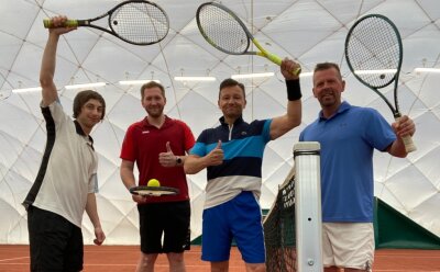 Oelsnitzer Tennisspieler bleiben in der Halle ungeschlagen - Von links: Simon Gerbeth, Sebastian Stange, Steffen Lachmann und Peter Hanslik