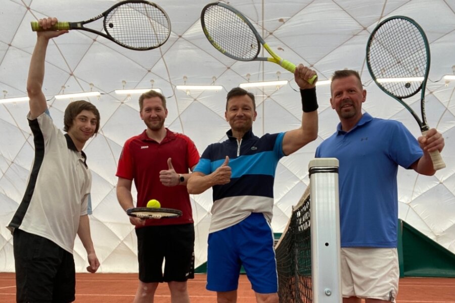 Oelsnitzer Tennisspieler bleiben in der Halle ungeschlagen - Von links: Simon Gerbeth, Sebastian Stange, Steffen Lachmann und Peter Hanslik