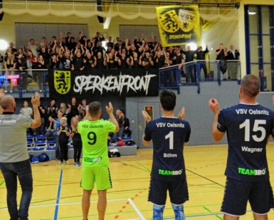 Oelsnitzer verzaubern Fans und Gegner - Trainer und Spieler des VSV Oelsnitz feiern gemeinsam den 3:1-Erfolg gegen Eibelstadt.