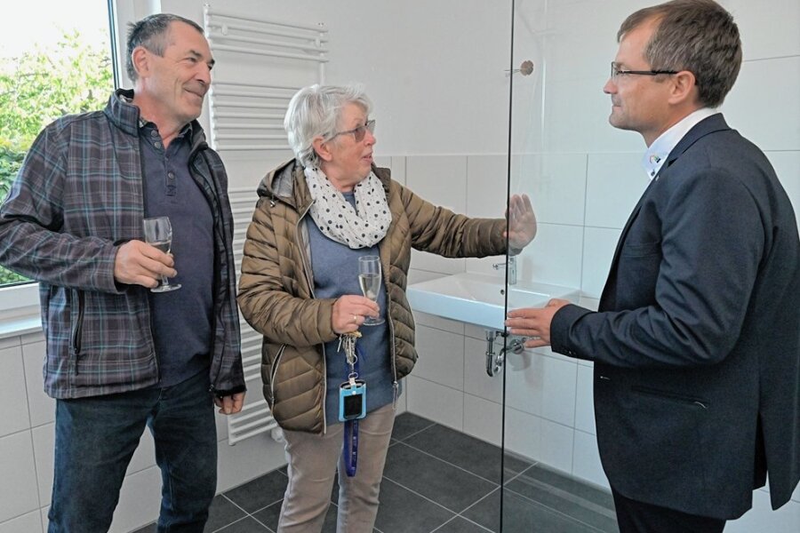  WGO-Geschäftsführer Marco Ebert (rechts) beim Wohnungsrundgang im Gespräch mit den Stadträten Helga Walter und Gunter Epperlein. Foto: Ralf Wendland