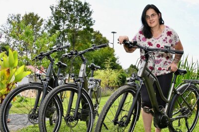 Oelsnitzerin eröffnet Verleih für E-Bikes - Ines Müller verleiht ab sofort am Obermarxgrüner Weg in Oelsnitz E-Bikes. Die 50-Jährige hat den Service als Nebengewerbe angemeldet - und unterbreitet das Angebot zudem in ihrem Heimatort Erlbach.