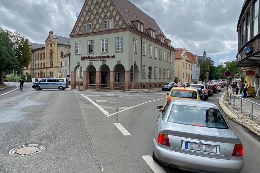 Ölspur auf dem Ring sorgt drei Stunden lang für Stau in Zwickaus Innenstadt - Weil die Polizei den Dr.-Friedrichs-Ring abgesperrt hatte, bildete sich auf der Schumannstraße ein Stau.