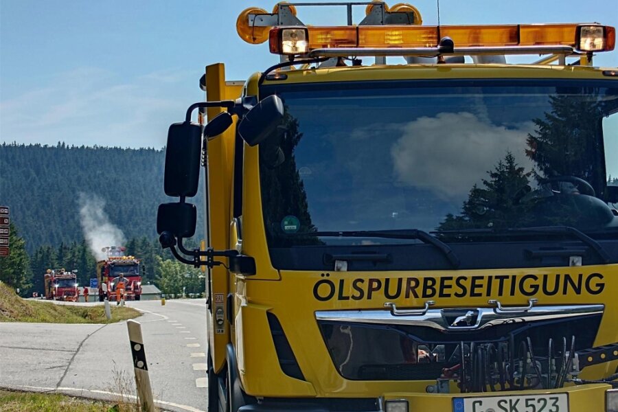 Ölspur sorgt für Behinderungen am Fichtelberg - Ausgelaufenes Hydrauliköl hat am Dienstag auf der Tellerhäuserstraße längere Zeit für Behinderungen gesorgt.