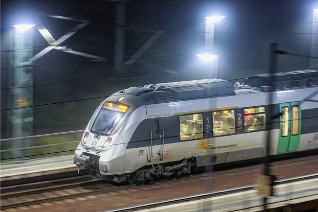 ÖPNV: Sachsens Verkehrsverbünde müssen nicht den Rotstift ansetzen - Eine S-Bahn im morgendlichen Berufsverkehr. Die Betreiber bekommen nun mehr Geld, um die gestiegenen Energiekosten zu decken. 