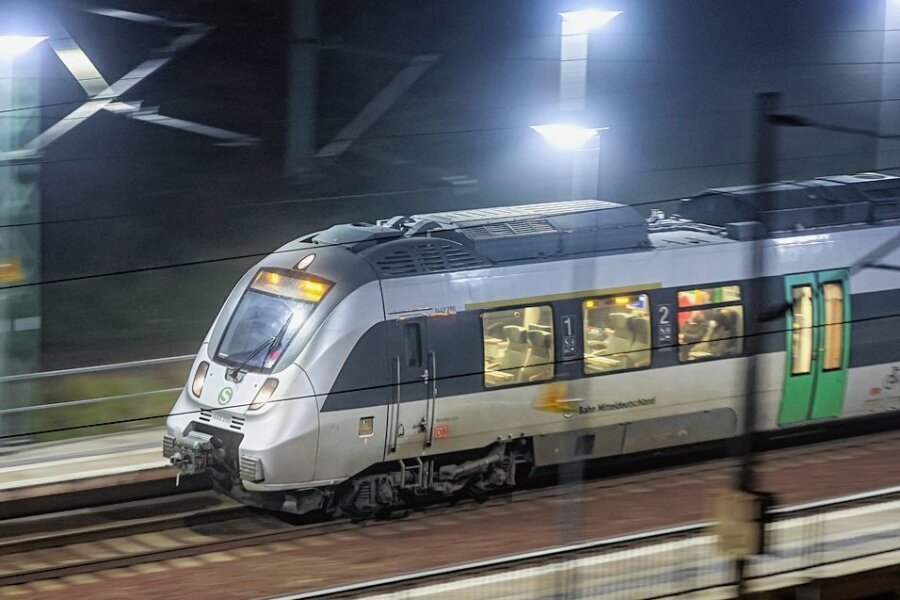 ÖPNV: Sachsens Verkehrsverbünde müssen nicht den Rotstift ansetzen - Eine S-Bahn im morgendlichen Berufsverkehr. Die Betreiber bekommen nun mehr Geld, um die gestiegenen Energiekosten zu decken. 