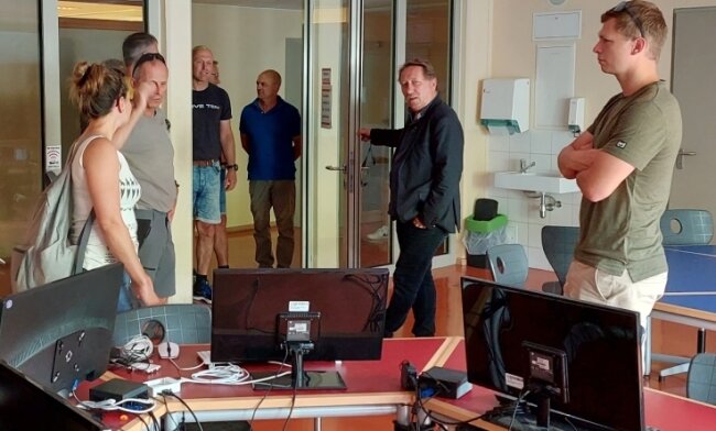 Österreicher schauen mit Interesse auf Klingenthal - Steffen Wahl (Mitte), Außenstellenleiter des Klingenthaler Gymnasiums, zeigte den Gästen aus Schladming das Schulzentrum am Amtsberg, darunter auch den IT-Bereich (Foto) und die Medienwerkstatt. 