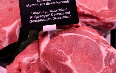 Özdemir wirbt in Brüssel für mehr Herkunftsangaben - In Deutschland müssen seit Februar auch für unverpacktes Fleisch von Schweinen, Schafen, Ziegen und Geflügel das Aufzucht- und das Schlachtland auf Schildern angegeben werden.