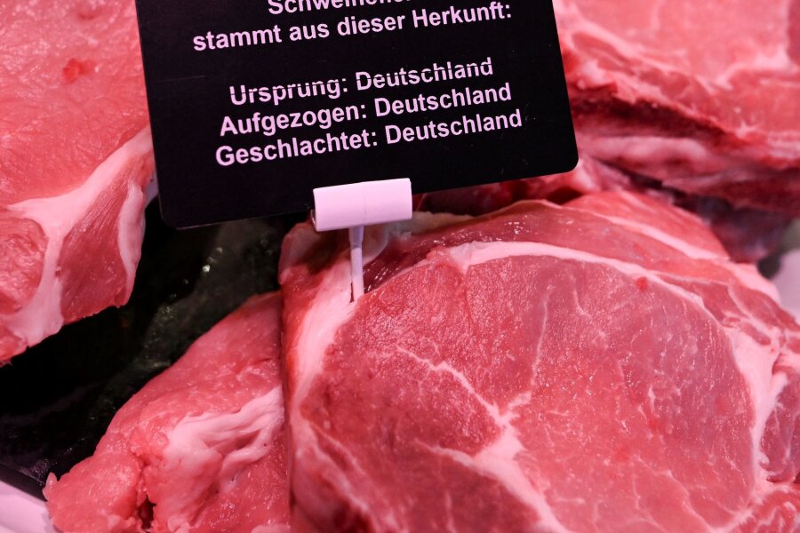 Özdemir wirbt in Brüssel für mehr Herkunftsangaben - In Deutschland müssen seit Februar auch für unverpacktes Fleisch von Schweinen, Schafen, Ziegen und Geflügel das Aufzucht- und das Schlachtland auf Schildern angegeben werden.