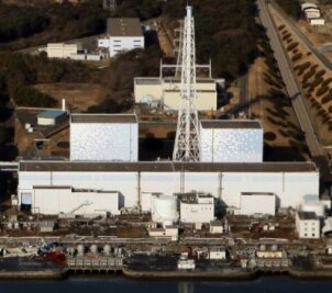 Offenbar 10.000 Menschen in japanischem Hafen vermisst - Nach dem Erdbeben und Tsunami in Japan werden offenbar in einer Hafenstadt im Nordosten Japans noch 10.000 Menschen vermisst. Wie der öffentlich-rechtliche Sender NHK berichtet, geht es um den Ort Minamisanriku in der Präfektur Miyagi. Nach bisherigen Angaben der Behörden gab es durch die Naturkatastrophe in ganz Japan 1400 Todesopfer und Vermisste gestorben. Nach der Explosion im japanischen Atomkraftwerk Fukushima 1 geht die Behörde für Atomsicherheit nicht von schweren Schäden am Sicherheitsbehälter des Reaktors aus.