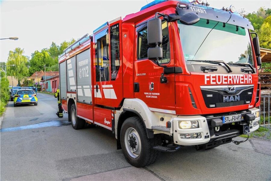 Offenbar bei Reparaturarbeiten: Moped in Oelsnitz gerät in Brand - Feuerwehreinsatz in Oelsnitz am Dienstagabend: Ein Moped war in Brand geraten. 