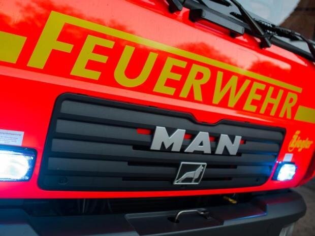 Offenbar Brandstiftung in Kleinhartmannsdorf - Familie aus Wohnhaus gerettet - 