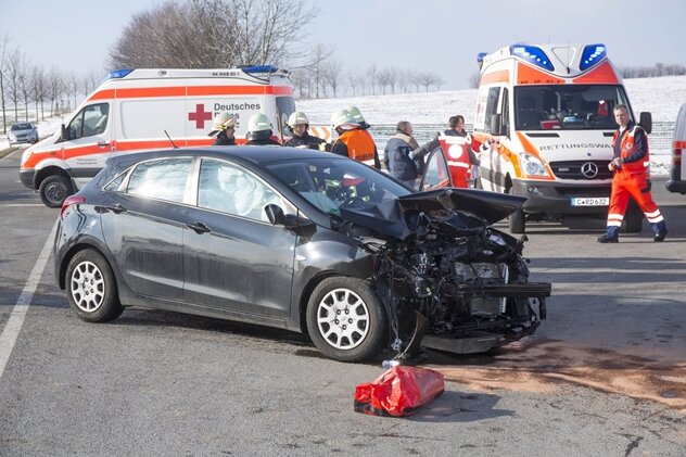 Offenbar drei Verletzte bei Unfall zwischen Großrückerswalde und Marienberg - 