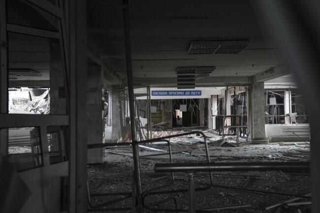 Das Gebäude der Staatlichen Technischen Universität Pryazovskyi in Mariupol, Ukraine, ist durch Granatenbeschuss beschädigt.