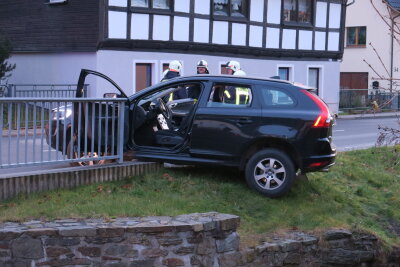 Offene Fahrertür verhindert Bach-Landung eines Volvo - 
