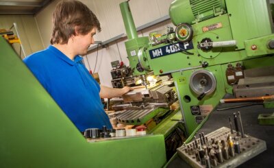 Offene Firmen: Aber Schüler bleiben fern - Oliver Humburg lernt in der Brand Werkzeug- und Maschinenbau GmbH in Oederan im 2. Ausbildungsjahr den Beruf des Zerspanungsmechanikers. 