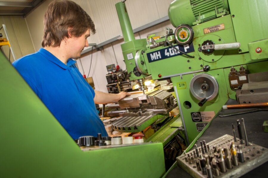Offene Firmen: Aber Schüler bleiben fern - Oliver Humburg lernt in der Brand Werkzeug- und Maschinenbau GmbH in Oederan im 2. Ausbildungsjahr den Beruf des Zerspanungsmechanikers. 