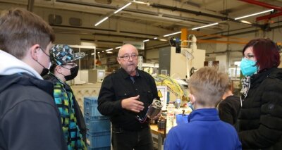 Offene Firmentüren im Erzgebirge - Steffen Gräßler (M.) führte die interessierten Gäste durch die Produktionshallen des Elektromotorenwerks Grünhain. 