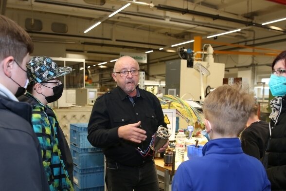 Offene Firmentüren im Erzgebirge - Steffen Gräßler (M.) führte die interessierten Gäste durch die Produktionshallen des Elektromotorenwerks Grünhain. 