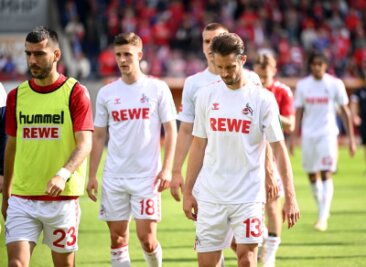 Offene Fragen: Auf den 1. FC Köln warten Herausforderungen - Die Kölner Spieler gehen nach der Niederlage in Heidenheim mit hängenden Köpfen vom Rasen.