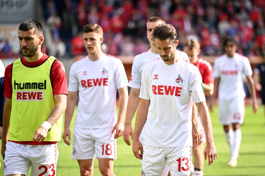 Offene Fragen: Auf den 1. FC Köln warten Herausforderungen - Die Kölner Spieler gehen nach der Niederlage in Heidenheim mit hängenden Köpfen vom Rasen.