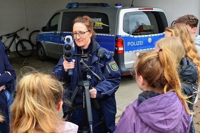 Offene Unternehmen - Hauptmeisterin Peggy Schröder-Bischoff erklärte bei der Woche der offenen Unternehmen 2020 im Polizeirevier Mittweida die Geschwindigkeitsmessung. 