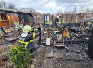 Offensichtlich Brandstiftung - Vier Gartenlauben gingen in Flammen auf - 