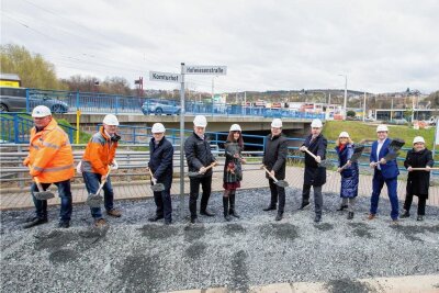 Offizieller Baustart für die Elsterbrücke in Plauen - Mit einem symbolischen Spatenstich hat der Neubau der Hauptverkehrsader in Plauen am Donnerstag offiziell begonnen. Bis 2026 soll die Plauener Elsterbrücke erneuert werden.