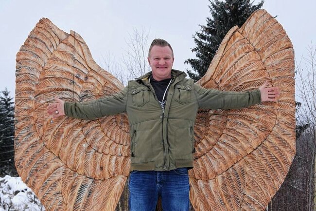 Ohne Crystal: Wie ein Familienvater aus dem Vogtland den Ausstieg schafft - Gibt Kraft: Daniel Menz hat diese Schwingen aus Holz mit der Kettensäge geschnitzt.