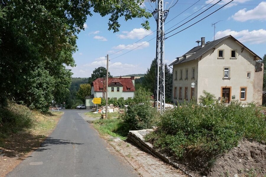 Die Ortsdurchfahrt Hundsgrün - rechts der "Blechnapf" nahe der Kreuzung der Straßen nach Ebersbach und Untereichigt - wird ab dem kommenden Montag bis voraussichtlich Mitte 2024 saniert. 