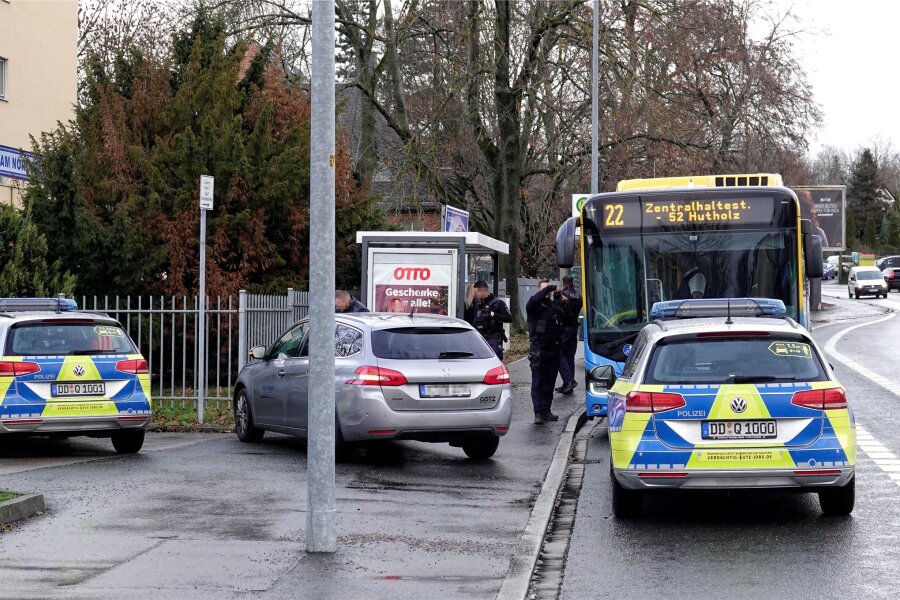 Ohne Fahrschein unterwegs: Mann rastet in Chemnitzer Linienbus aus - Der Bus konnte nach dem Vorfall in Chemnitz seine Fahrt zunächst nicht fortsetzen.