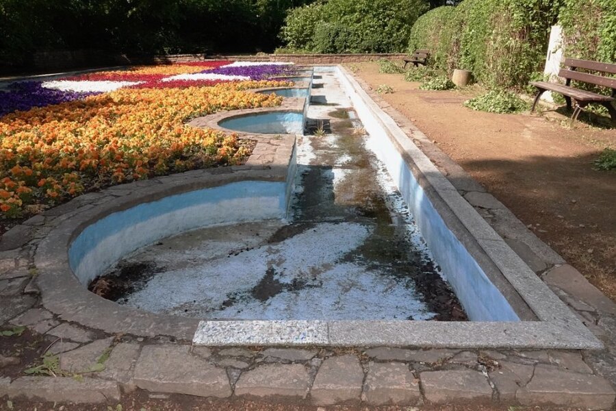 Im Planitzer Wassergarten sprudelt seit Jahren nichts mehr. Nur bunte Blumen verzieren die Anlage. 