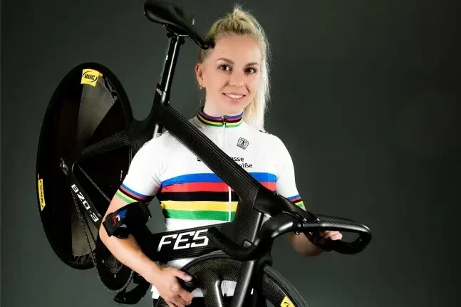 Auch Bahnrad-Weltmeisterin Emma Hinze schwört auf die Rahmen der Räder vom FES in Berlin. 