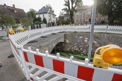 Ohne Haushaltsplan ins Jahr 2024: Wie Mühlau das macht - Die Brücke am Mühlaubach vor dem Rathaus in Mühlau soll nächstes Jahr erneuert werden.