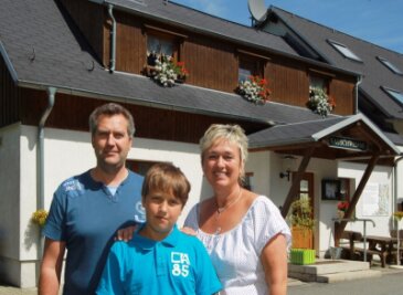 "Ohne Kinderbetreuung wären wir aufgeschmissen gewesen" - Familie Reuschel aus Johanngeorgenstadt vor ihrer Gaststätte, der "Sauschwemme".