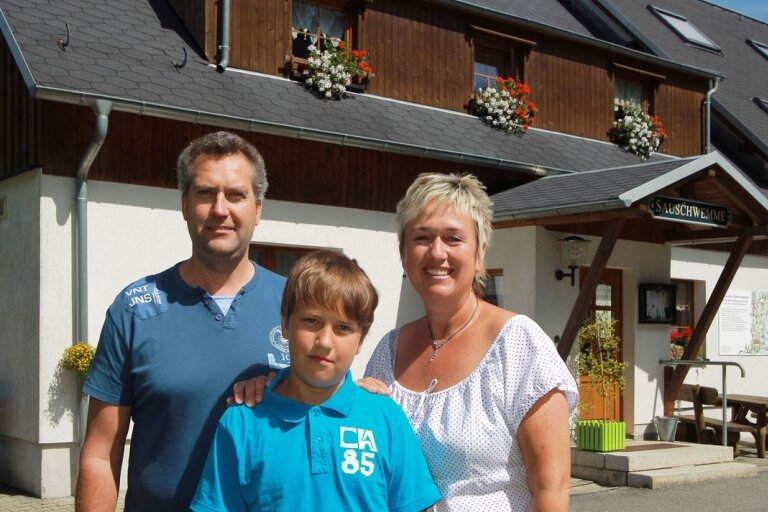"Ohne Kinderbetreuung wären wir aufgeschmissen gewesen" - Familie Reuschel aus Johanngeorgenstadt vor ihrer Gaststätte, der "Sauschwemme".
