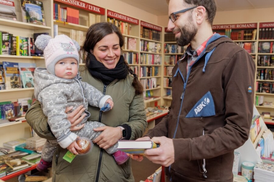 Ohne Maske einkaufen gefällt nicht jedem - Stöbern ohne Maske. In der Erzgebirgs-Buchhandlung von Jörg Knoblauch ließ sich Jannine Baumann mit Töchterchen Emmi beraten.
