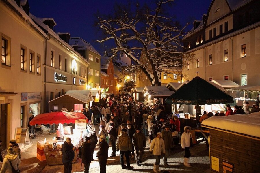 Ohne Masken und 3G: Was Gäste auf Weihnachtsmärkten im Westerzgebirge erwartet - Ein Bild aus Vor-Corona-Zeiten: Der Schwarzenberger Weihnachtsmarkt gilt als Besuchermagnet. Dieses Jahr soll er wieder stattfinden. 