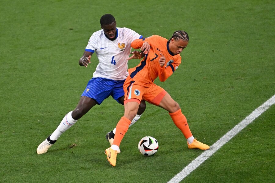 Ohne Mbappé: Frankreich-Nullnummer gegen Niederlande - Xavi Simons (r) und die Niederländer trennten sich von den Franzosen um Dayot Upamecano torlos.