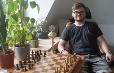 Ohne Niederlage auf den Meisterthron - Simon Burian ist der neue Sachsenmeister im Schach. Im August wartet auf den 19-Jährigen mit der Deutschen Einzelmeisterschaft in Magdeburg bereits der nächste Höhepunkt. 