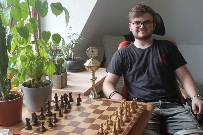 Ohne Niederlage auf den Meisterthron - Simon Burian ist der neue Sachsenmeister im Schach. Im August wartet auf den 19-Jährigen mit der Deutschen Einzelmeisterschaft in Magdeburg bereits der nächste Höhepunkt. 
