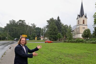 Ohne Personal und Bargeld: Dorf in Westsachsen träumt vom digitalen Laden - Bürgermeister Holger Quellmalz zeigt das Grundstück, welches dem Dorfladen-Betreiber angeboten wird. 