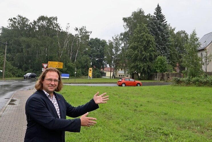 Ohne Personal und Bargeld: Dorf in Westsachsen träumt vom digitalen Laden - Bürgermeister Holger Quellmalz zeigt das Grundstück, welches dem Dorfladen-Betreiber angeboten wird. 