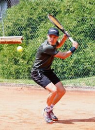 Ohne Probleme zum Klassenerhalt - Tony Peter aus dem Oberlungwitzer Tennis-Bezirksligateam in Aktion. 