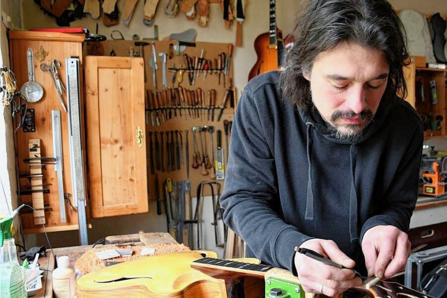 Ohne Tropenholz: So arbeitet ein Gitarrenbauer nachhaltig - Gitarrenbaumeister Torsten Preuß in seiner Werkstatt in Markneukirchen. 