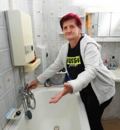 Da die Vermieterin bis heute nicht die Forderungen der Wasserwerke beglichen hat, muss Helga Haugk in Crimmitschau ohne Wasser auskommen - aber nur noch bis zum Auszug.